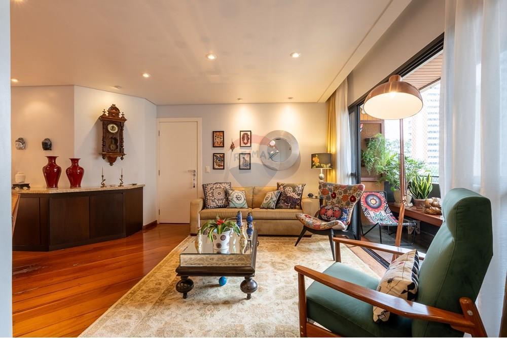 VENDE – Apartamento em Moema – 141m² 3 Suítes, 2 vagas, lazer, próximo ao Parque.