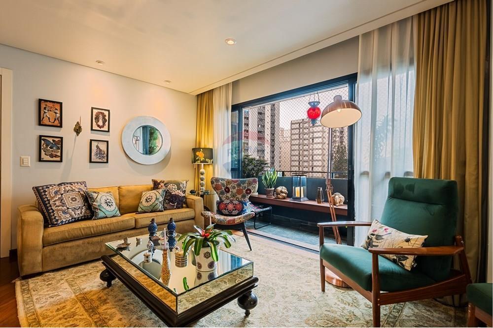 VENDE – Apartamento em Moema – 141m² 3 Suítes, 2 vagas, lazer, próximo ao Parque.