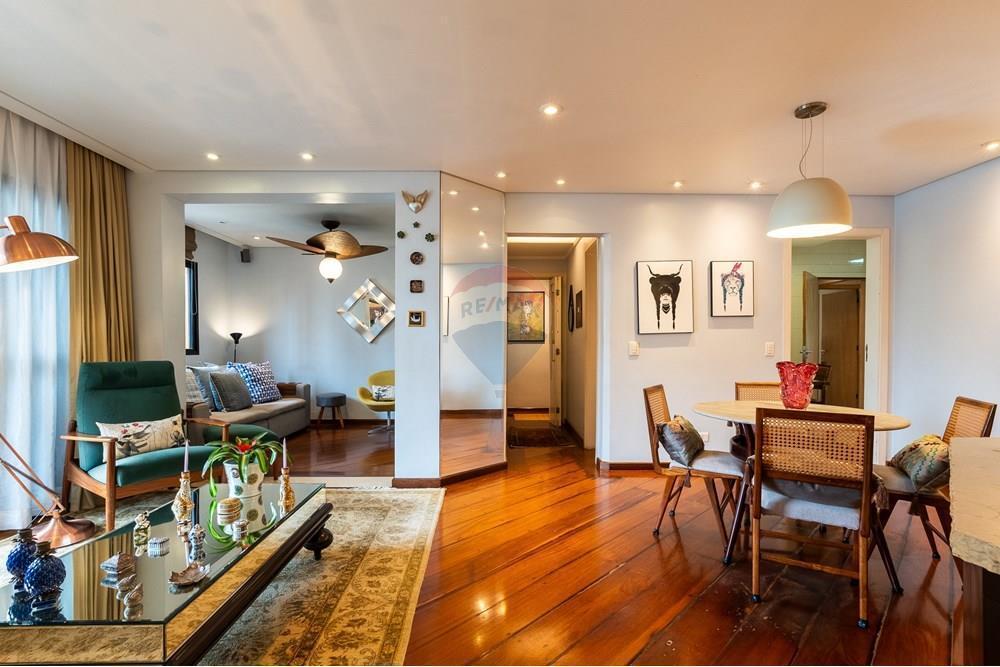 VENDE – Apartamento em Moema – 141m² 3 Suítes, 2 vagas, lazer, próximo ao Parque.