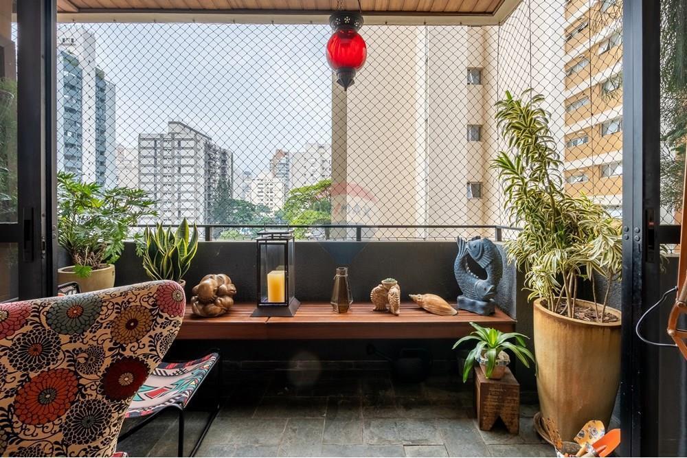 VENDE – Apartamento em Moema – 141m² 3 Suítes, 2 vagas, lazer, próximo ao Parque.