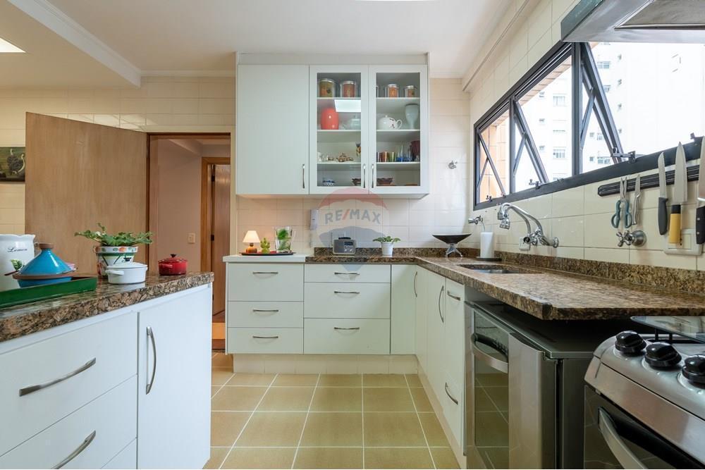 VENDE – Apartamento em Moema – 141m² 3 Suítes, 2 vagas, lazer, próximo ao Parque.