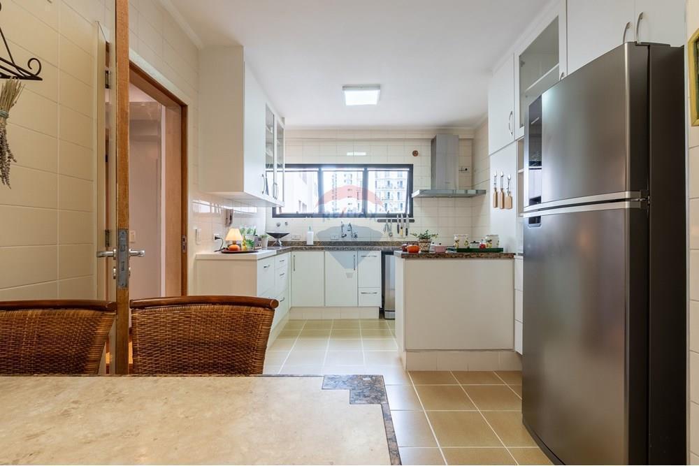 VENDE – Apartamento em Moema – 141m² 3 Suítes, 2 vagas, lazer, próximo ao Parque.