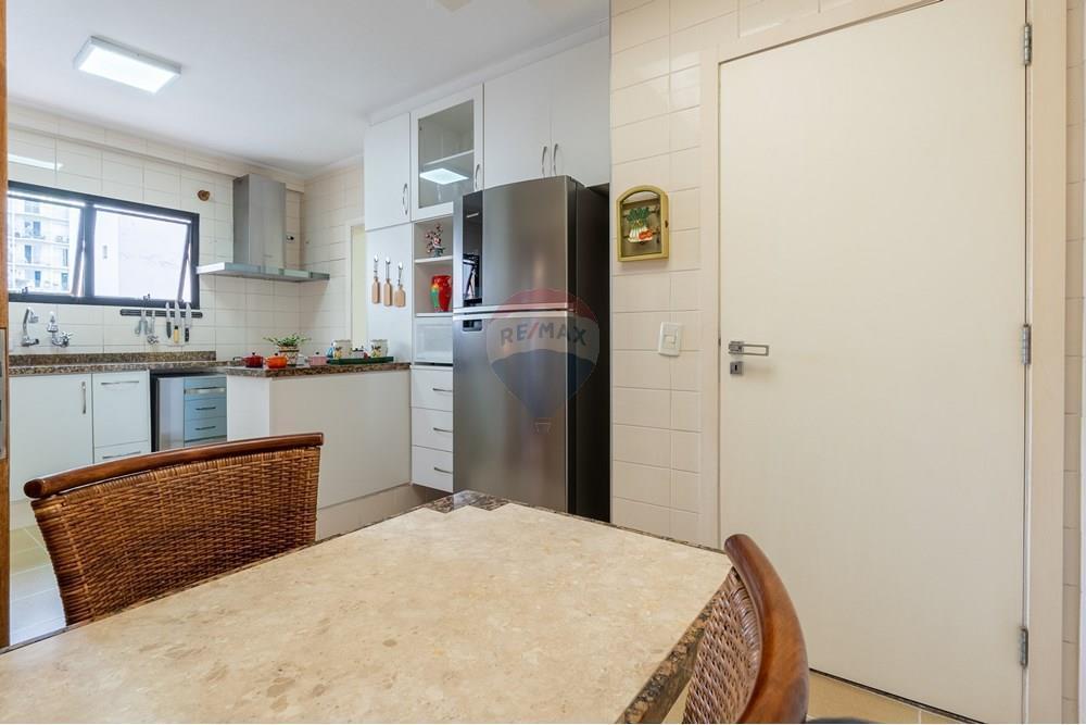 VENDE – Apartamento em Moema – 141m² 3 Suítes, 2 vagas, lazer, próximo ao Parque.