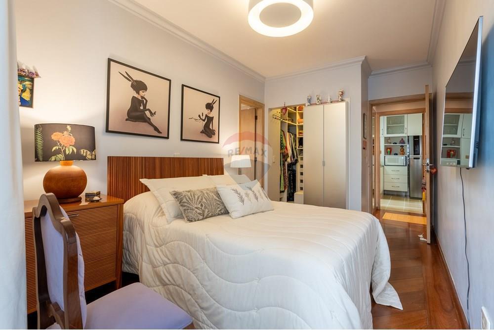 VENDE – Apartamento em Moema – 141m² 3 Suítes, 2 vagas, lazer, próximo ao Parque.