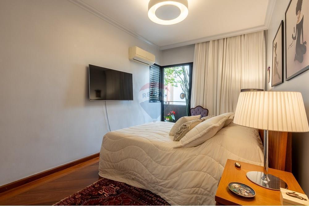 VENDE – Apartamento em Moema – 141m² 3 Suítes, 2 vagas, lazer, próximo ao Parque.