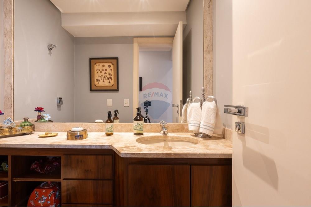 VENDE – Apartamento em Moema – 141m² 3 Suítes, 2 vagas, lazer, próximo ao Parque.
