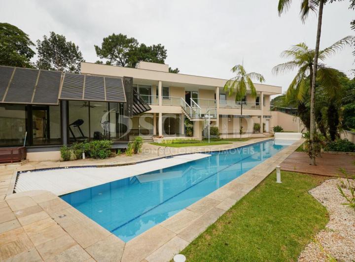 Casa de vila térrea com vista privilegiada para o verde, 4 suítes e 6 vagas!