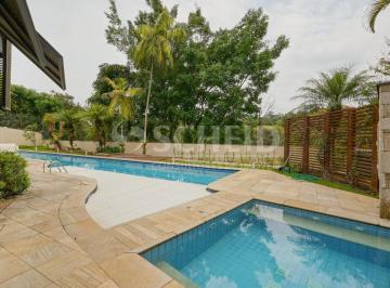 Casa de vila térrea com vista privilegiada para o verde, 4 suítes e 6 vagas!