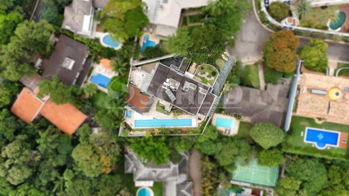 Casa de vila térrea com vista privilegiada para o verde, 4 suítes e 6 vagas!
