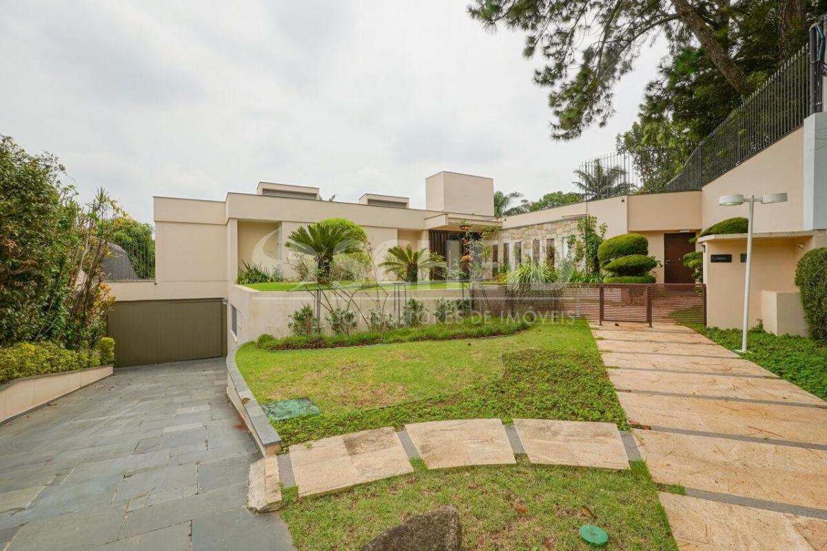 Casa de vila térrea com vista privilegiada para o verde, 4 suítes e 6 vagas!