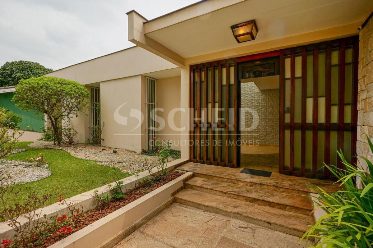 Casa de vila térrea com vista privilegiada para o verde, 4 suítes e 6 vagas!