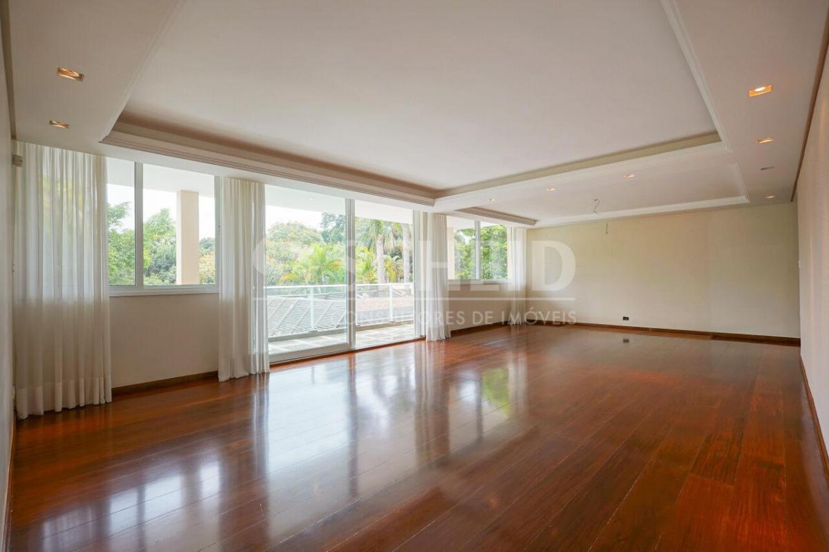 Casa de vila térrea com vista privilegiada para o verde, 4 suítes e 6 vagas!