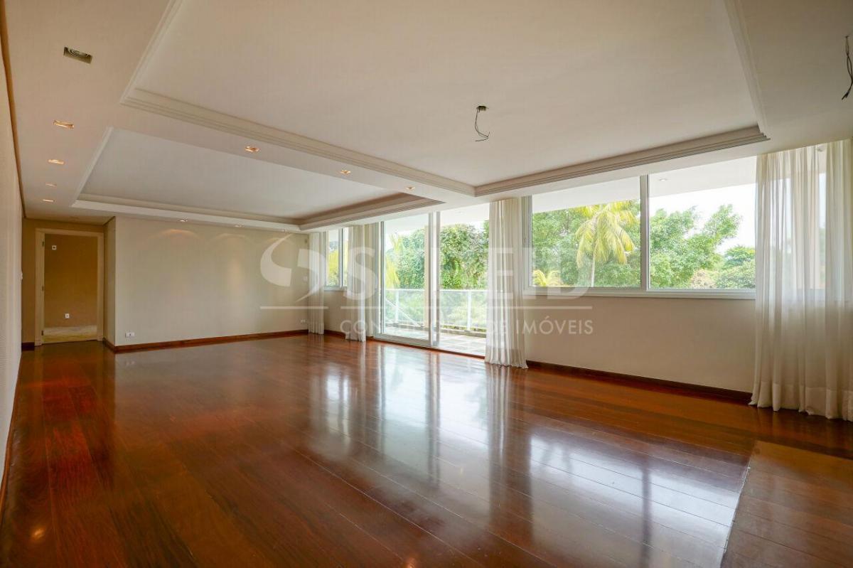 Casa de vila térrea com vista privilegiada para o verde, 4 suítes e 6 vagas!