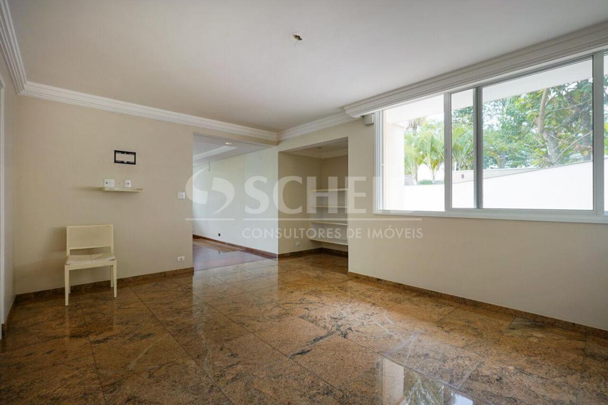 Casa de vila térrea com vista privilegiada para o verde, 4 suítes e 6 vagas!