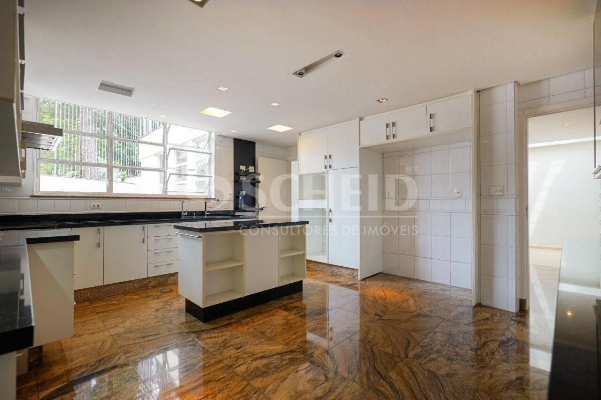 Casa de vila térrea com vista privilegiada para o verde, 4 suítes e 6 vagas!