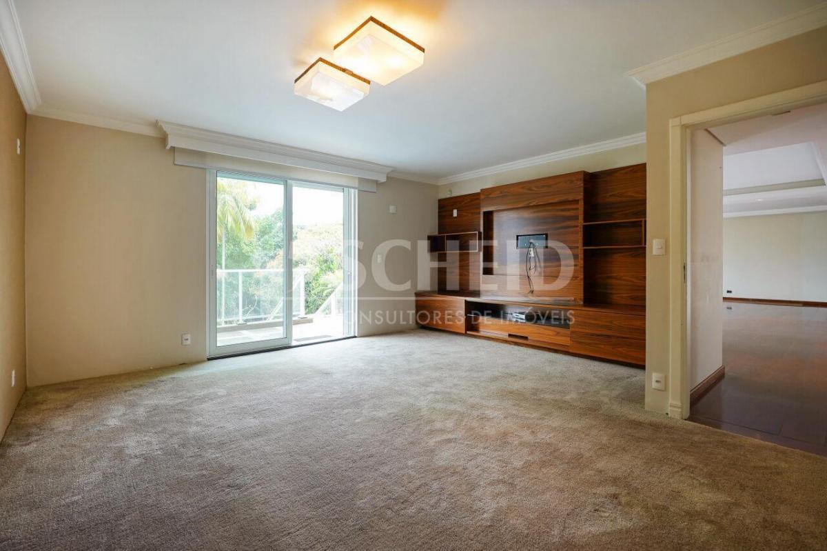 Casa de vila térrea com vista privilegiada para o verde, 4 suítes e 6 vagas!