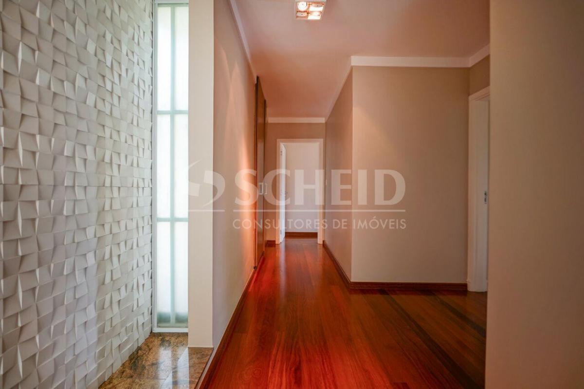 Casa de vila térrea com vista privilegiada para o verde, 4 suítes e 6 vagas!