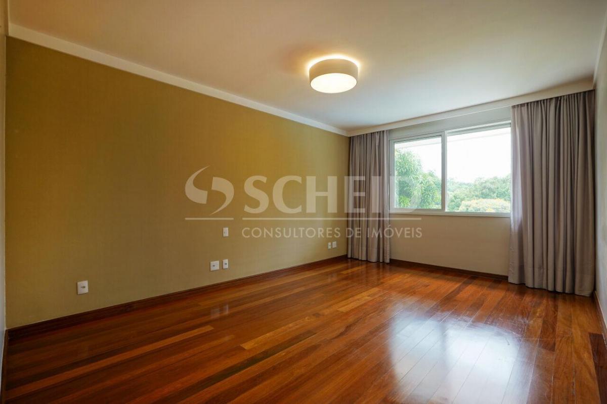 Casa de vila térrea com vista privilegiada para o verde, 4 suítes e 6 vagas!