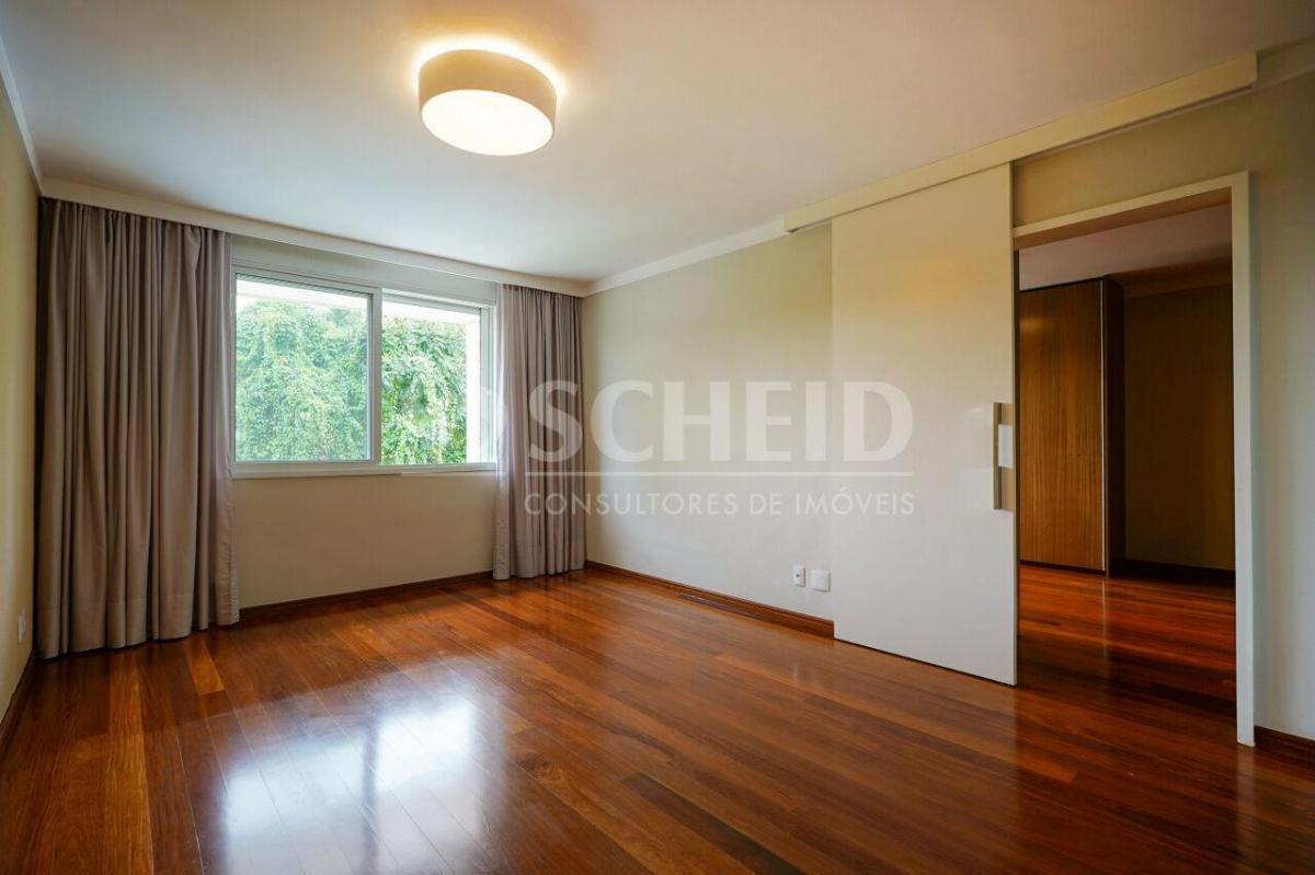 Casa de vila térrea com vista privilegiada para o verde, 4 suítes e 6 vagas!