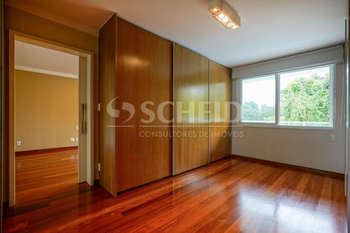 Casa de vila térrea com vista privilegiada para o verde, 4 suítes e 6 vagas!