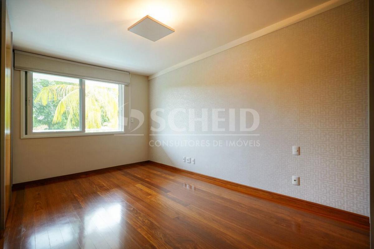 Casa de vila térrea com vista privilegiada para o verde, 4 suítes e 6 vagas!
