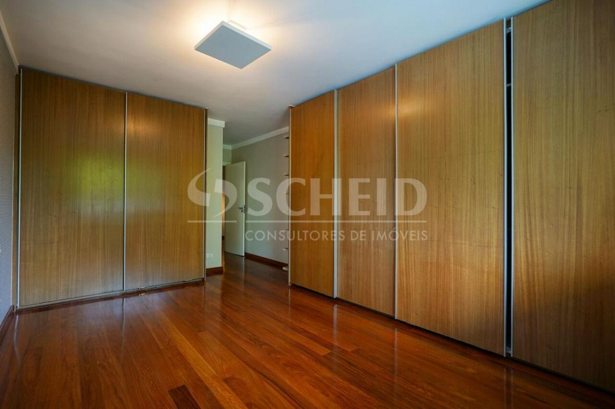 Casa de vila térrea com vista privilegiada para o verde, 4 suítes e 6 vagas!