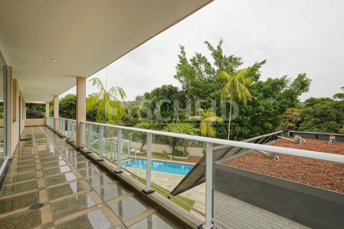 Casa de vila térrea com vista privilegiada para o verde, 4 suítes e 6 vagas!