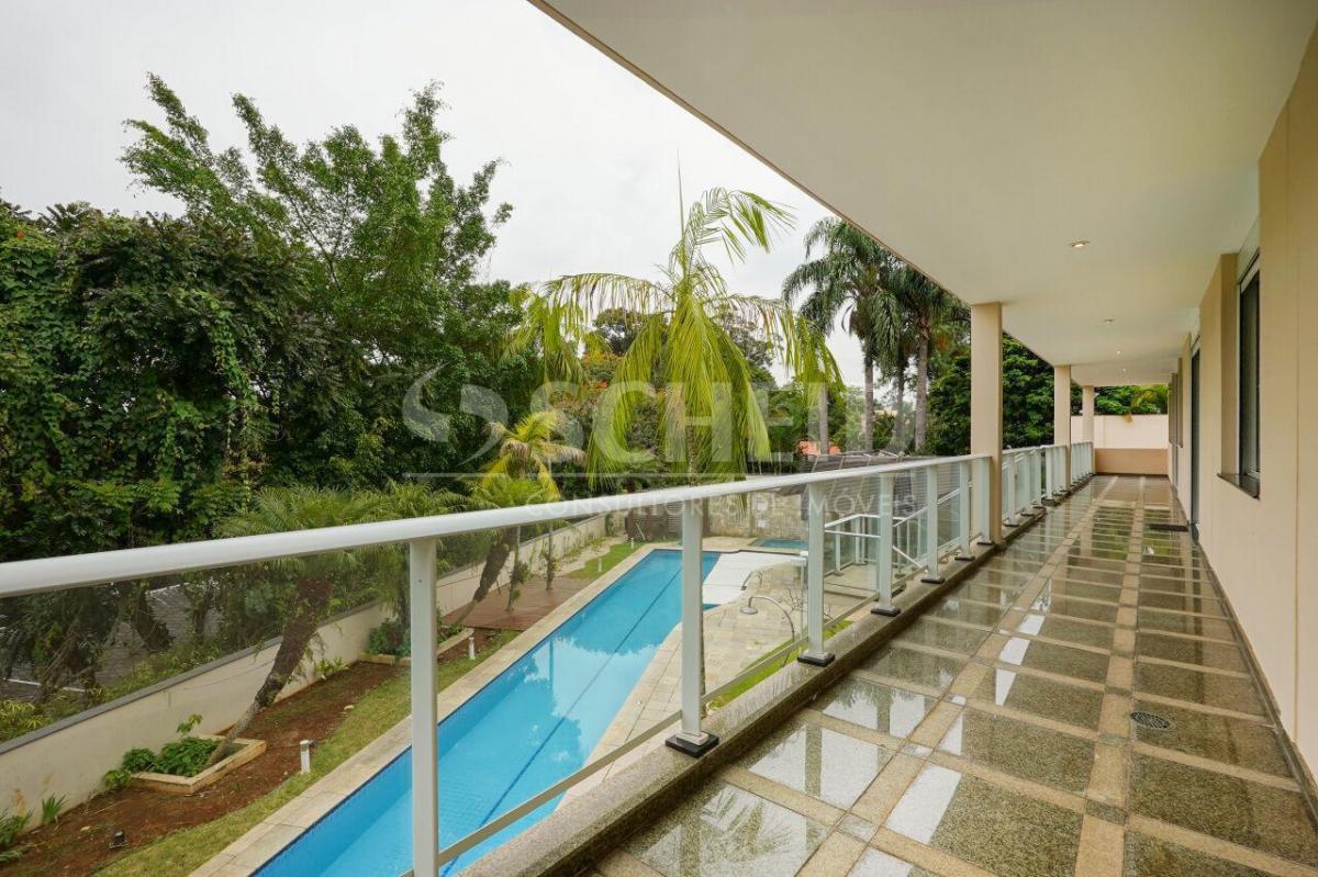 Casa de vila térrea com vista privilegiada para o verde, 4 suítes e 6 vagas!