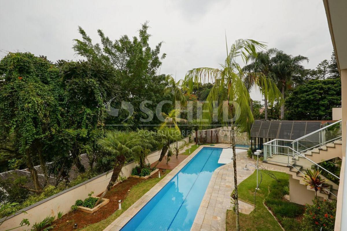 Casa de vila térrea com vista privilegiada para o verde, 4 suítes e 6 vagas!
