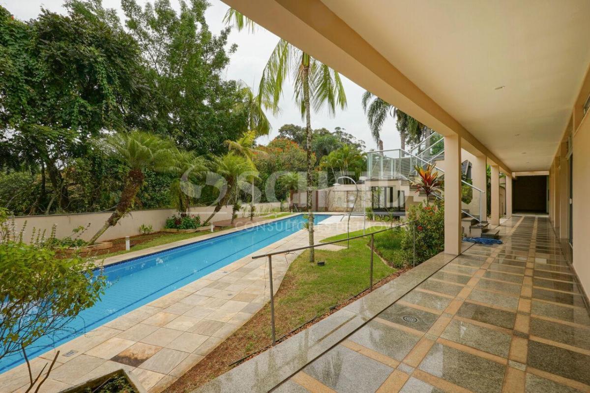 Casa de vila térrea com vista privilegiada para o verde, 4 suítes e 6 vagas!