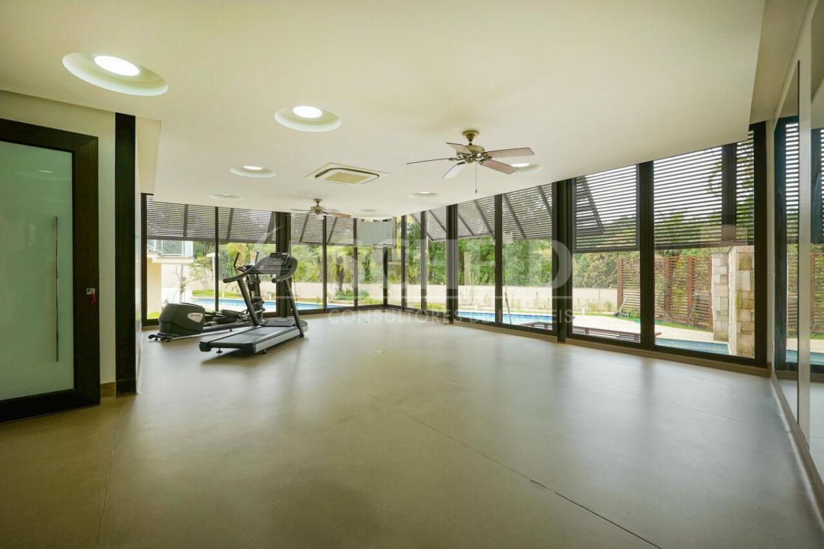 Casa de vila térrea com vista privilegiada para o verde, 4 suítes e 6 vagas!