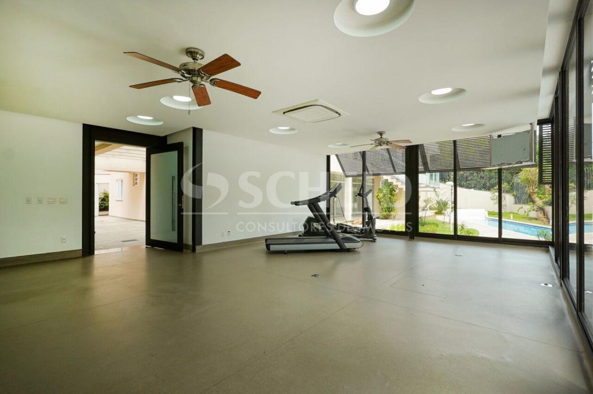 Casa de vila térrea com vista privilegiada para o verde, 4 suítes e 6 vagas!