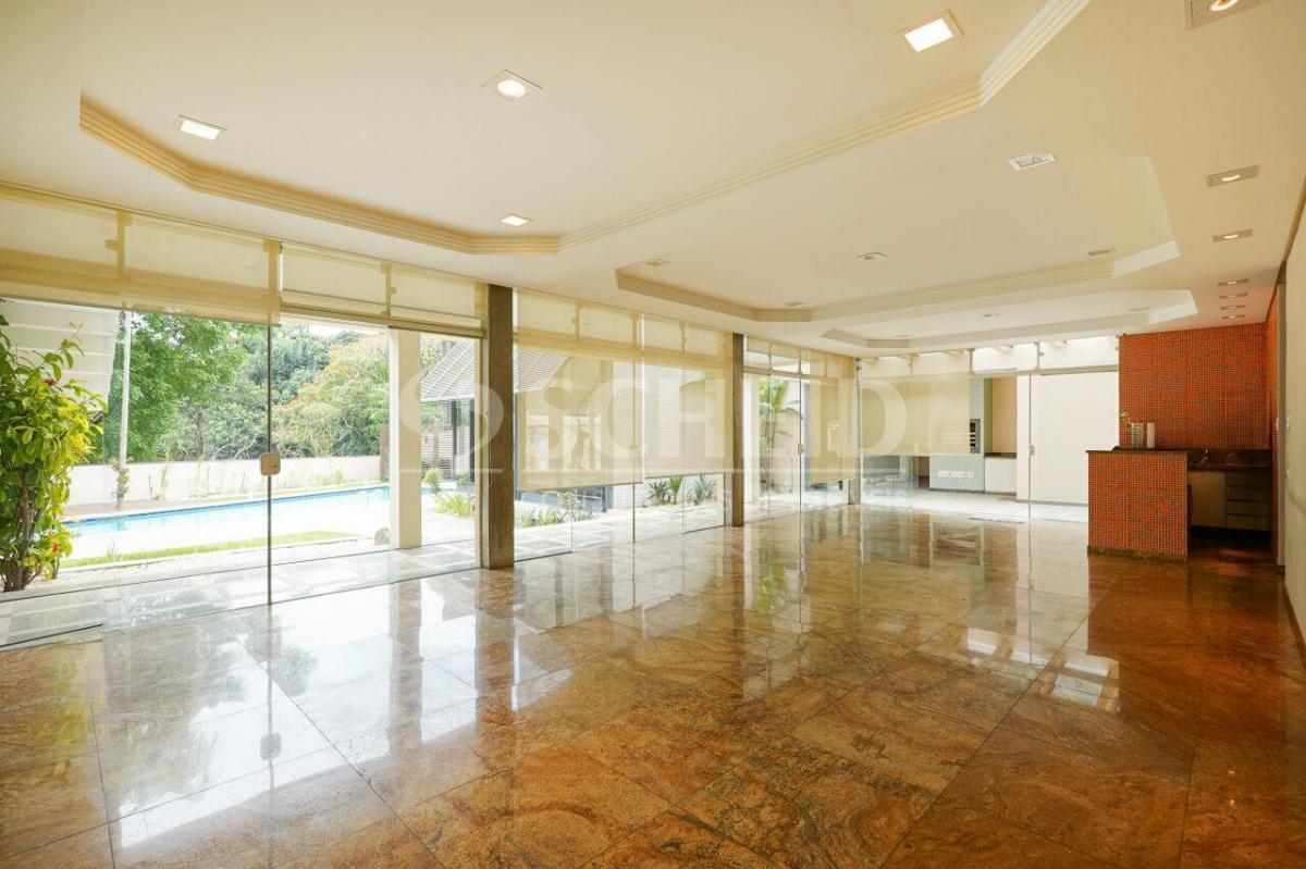 Casa de vila térrea com vista privilegiada para o verde, 4 suítes e 6 vagas!