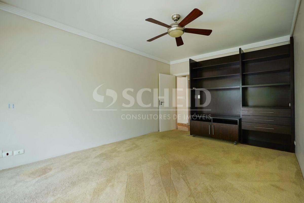Casa de vila térrea com vista privilegiada para o verde, 4 suítes e 6 vagas!