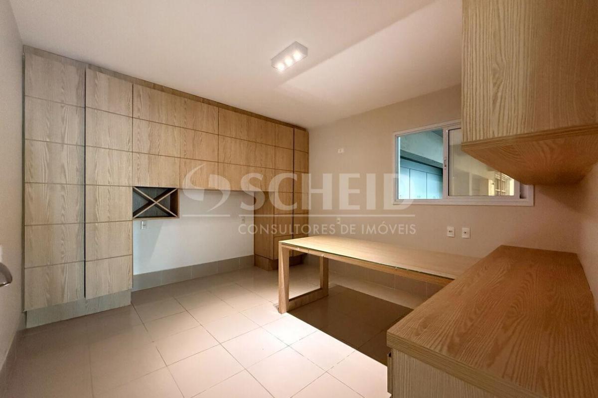 Casa de vila térrea com vista privilegiada para o verde, 4 suítes e 6 vagas!
