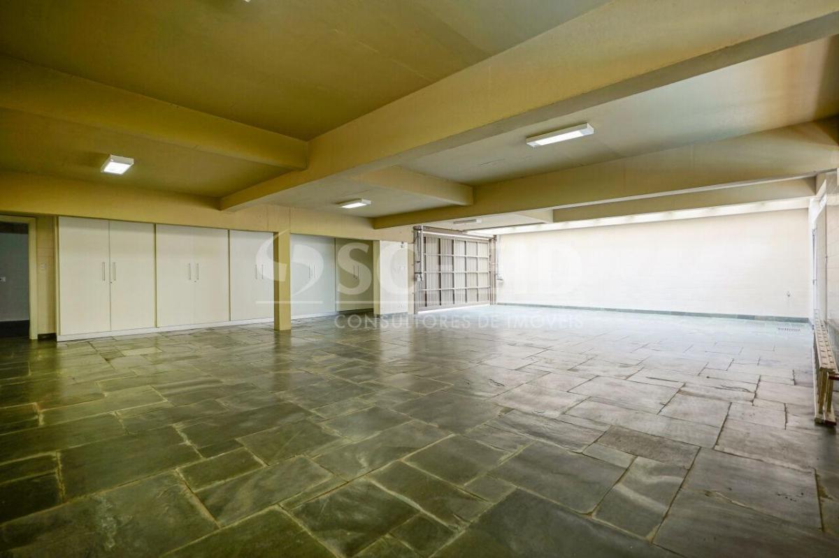 Casa de vila térrea com vista privilegiada para o verde, 4 suítes e 6 vagas!