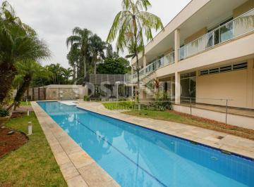 Casa de vila térrea com vista privilegiada para o verde, 4 suítes e 6 vagas!