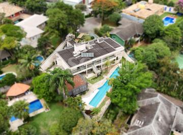 Casa de vila térrea com vista privilegiada para o verde, 4 suítes e 6 vagas!