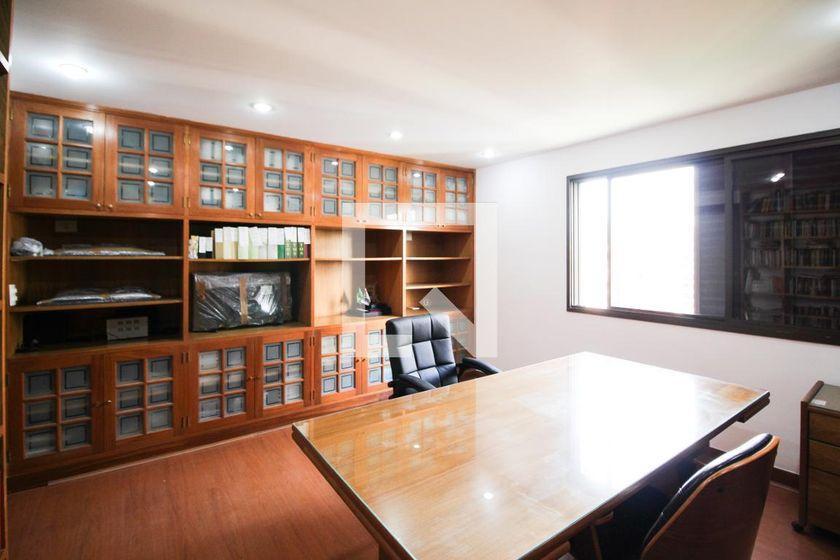 Apartamento à Venda – Moema, 3 Quartos, 240 m² – São Paulo