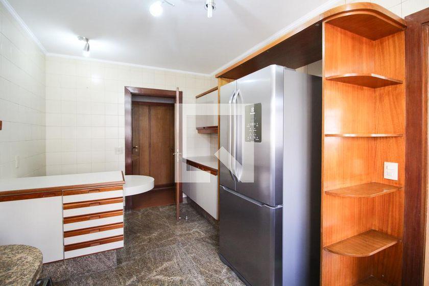 Apartamento à Venda – Moema, 3 Quartos, 240 m² – São Paulo
