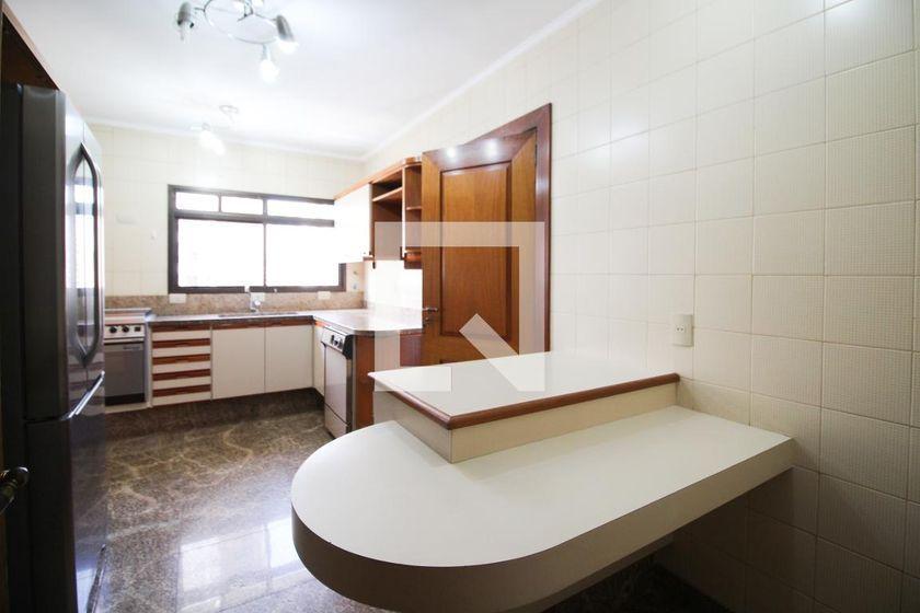 Apartamento à Venda – Moema, 3 Quartos, 240 m² – São Paulo