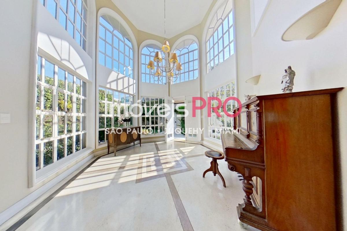 Exclusiva Casa de Cinema no Jardim Everest, Cidade Jardim, com 5 suítes e 700 m² de terreno!