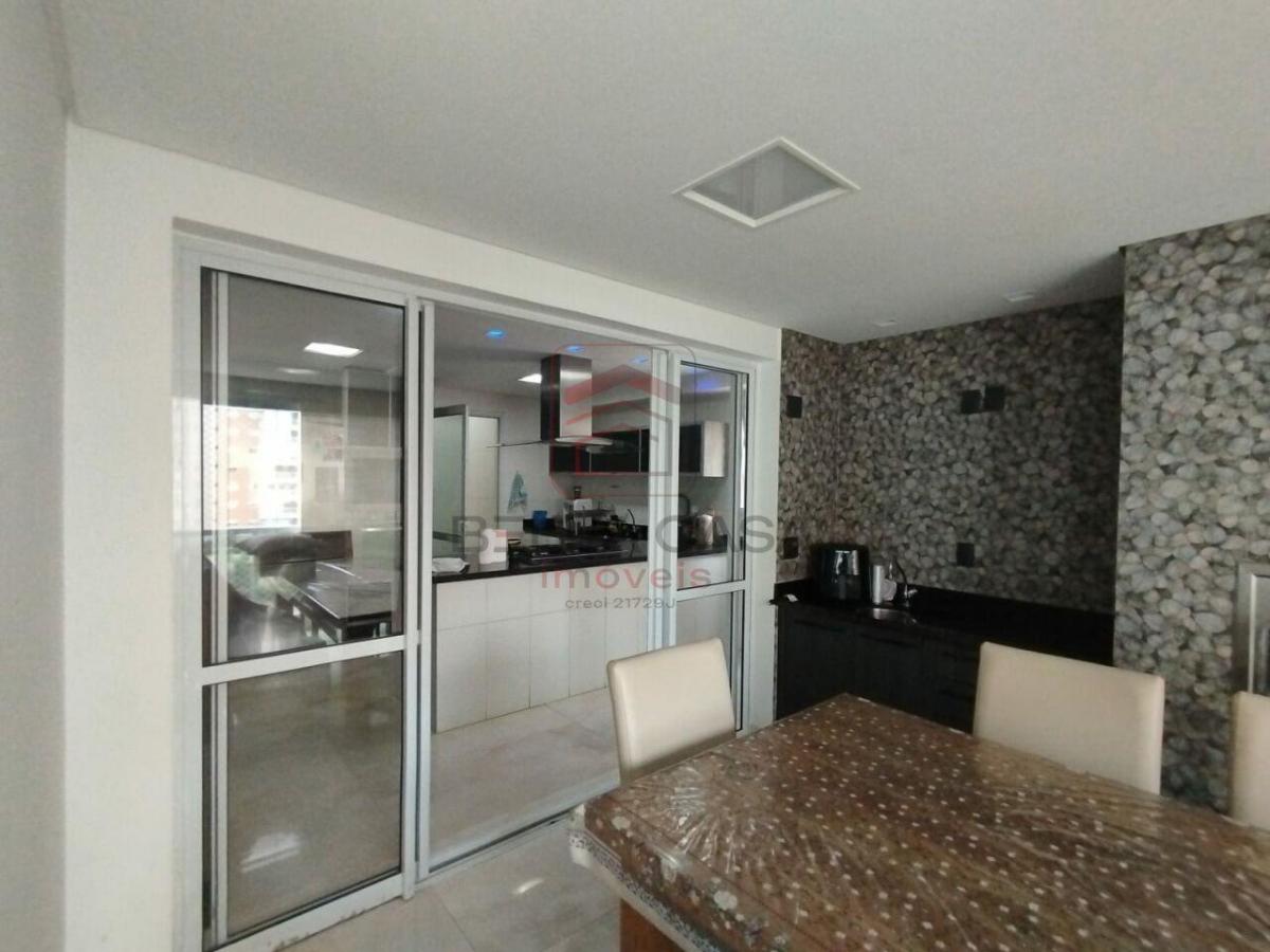 Apartamento na Mooca, 204m2, sendo 04 suítes todas com armários planejados e 04 vagas