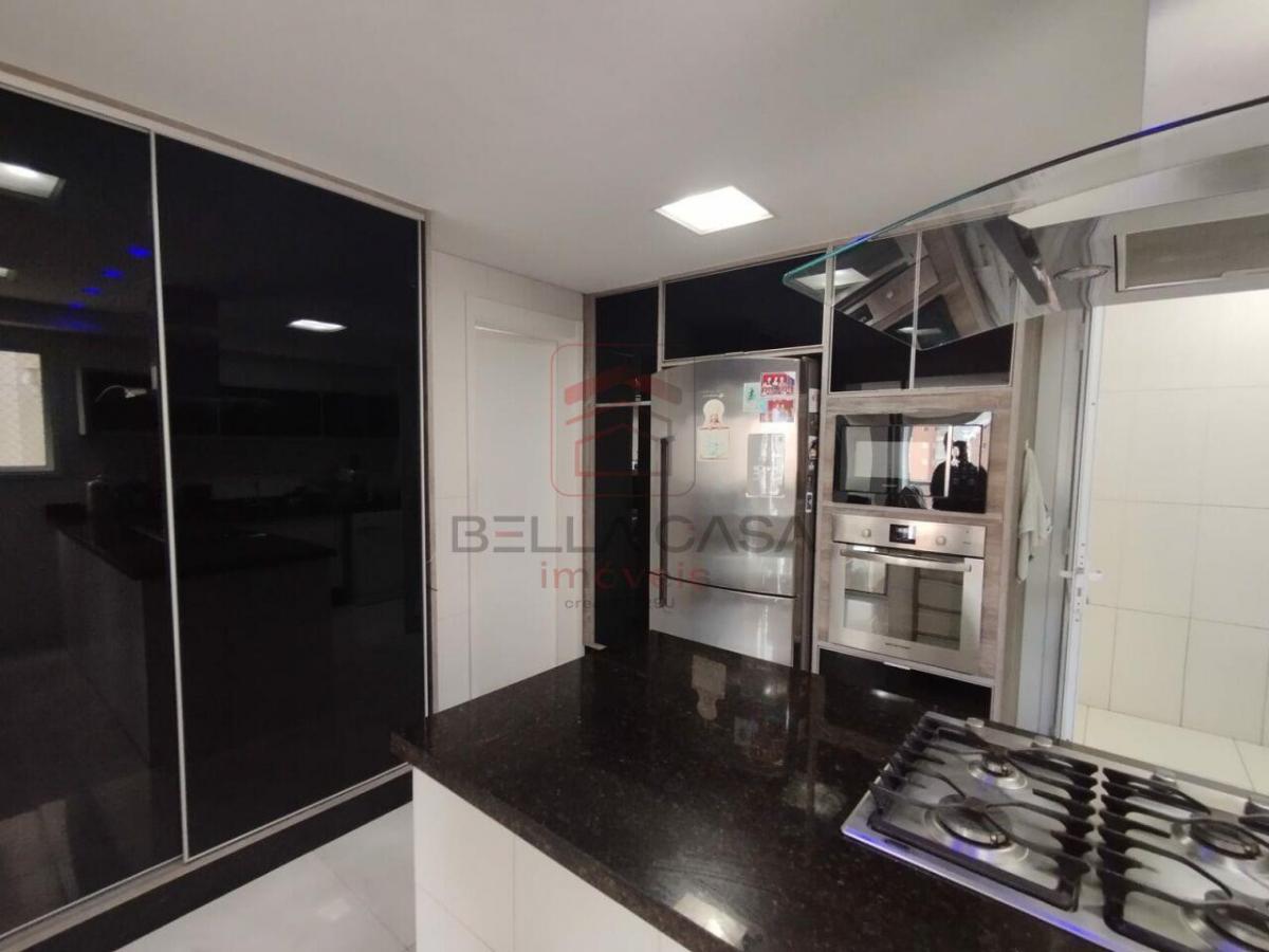 Apartamento na Mooca, 204m2, sendo 04 suítes todas com armários planejados e 04 vagas