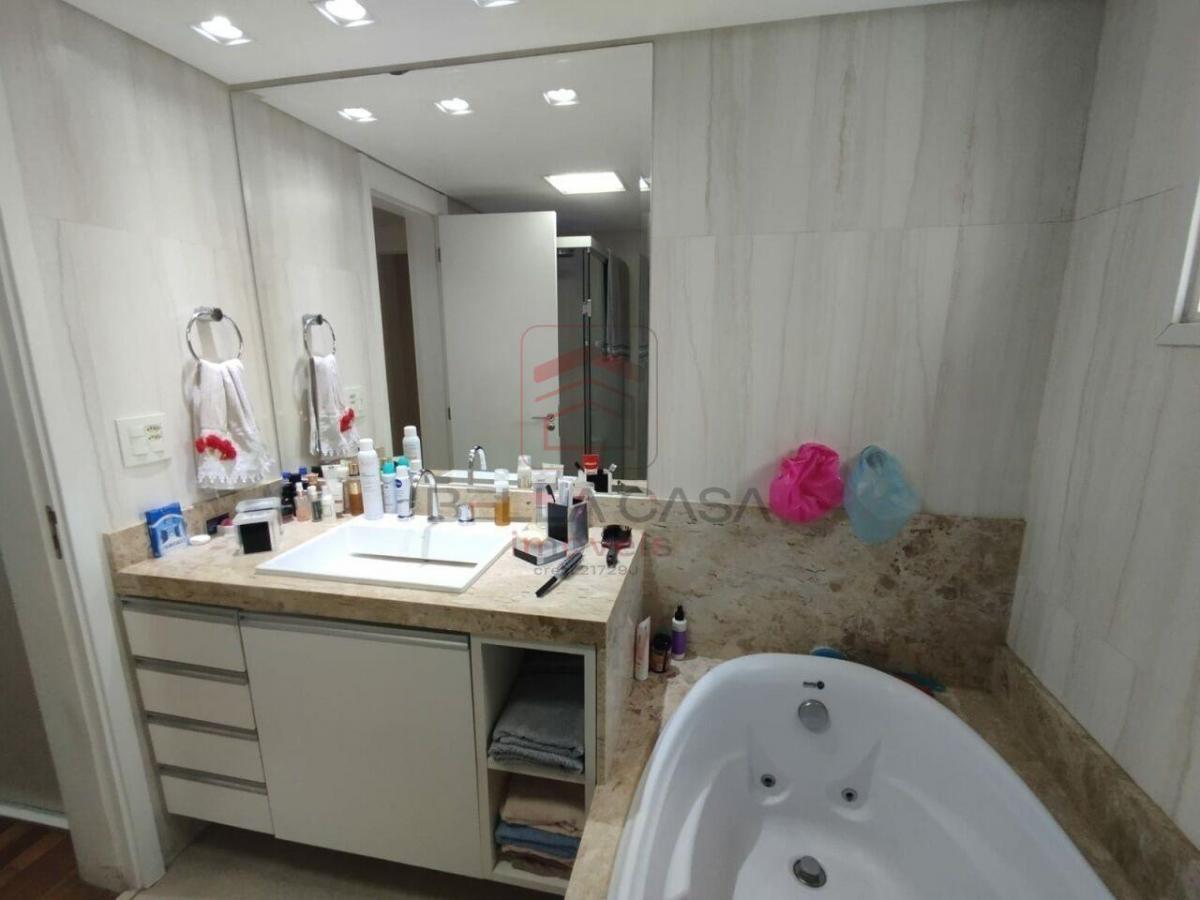 Apartamento na Mooca, 204m2, sendo 04 suítes todas com armários planejados e 04 vagas