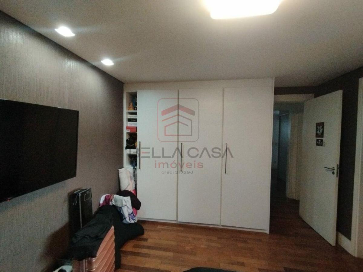Apartamento na Mooca, 204m2, sendo 04 suítes todas com armários planejados e 04 vagas