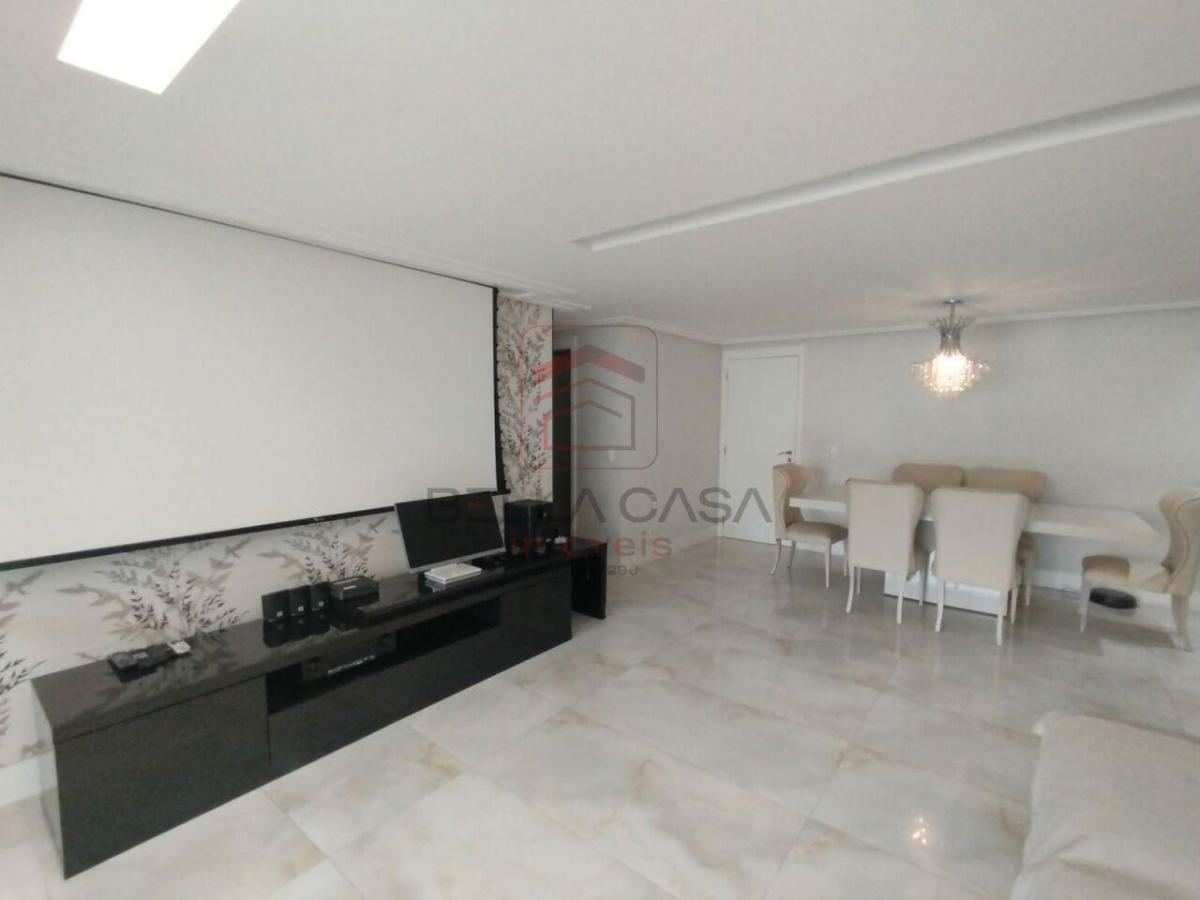 Apartamento na Mooca, 204m2, sendo 04 suítes todas com armários planejados e 04 vagas