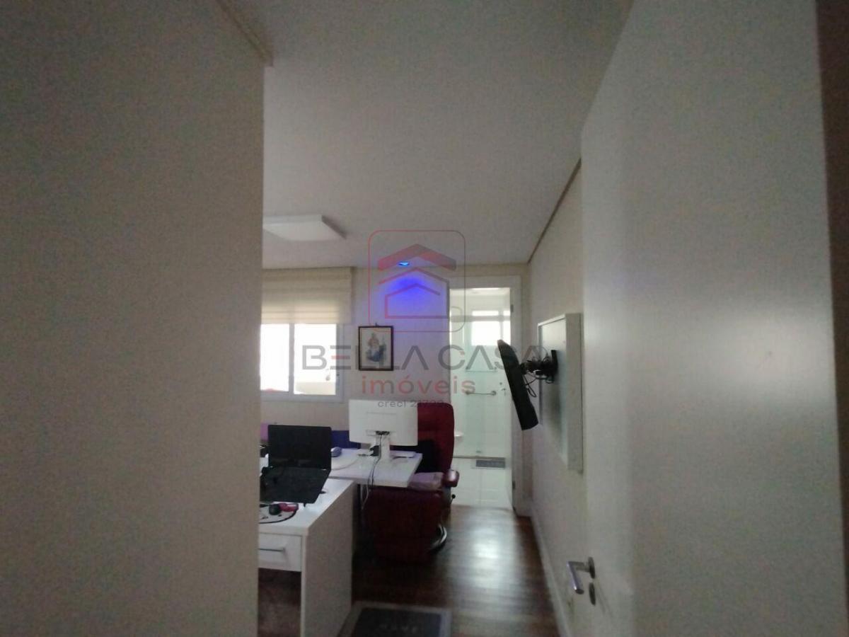 Apartamento na Mooca, 204m2, sendo 04 suítes todas com armários planejados e 04 vagas