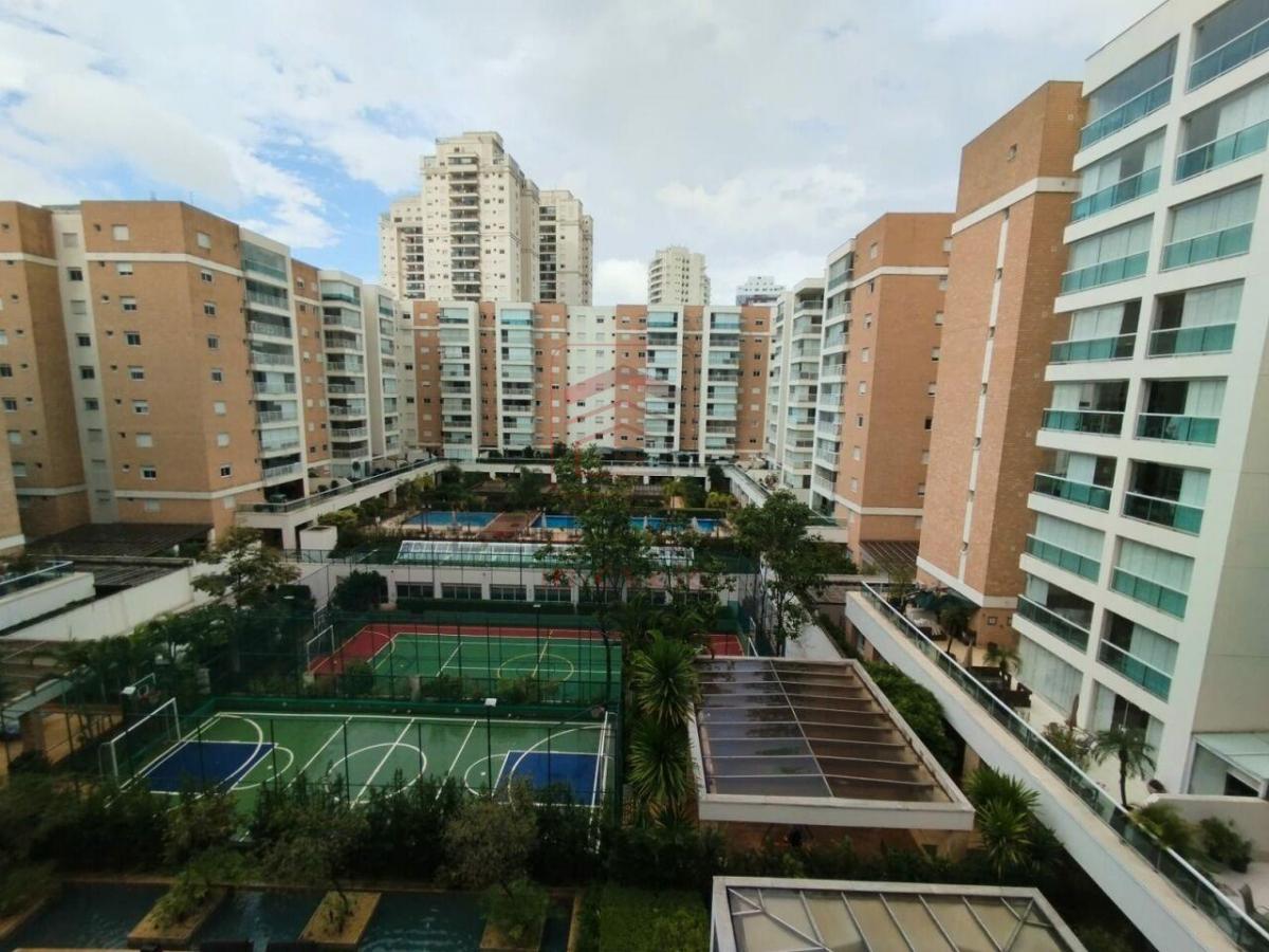 Apartamento na Mooca, 204m2, sendo 04 suítes todas com armários planejados e 04 vagas