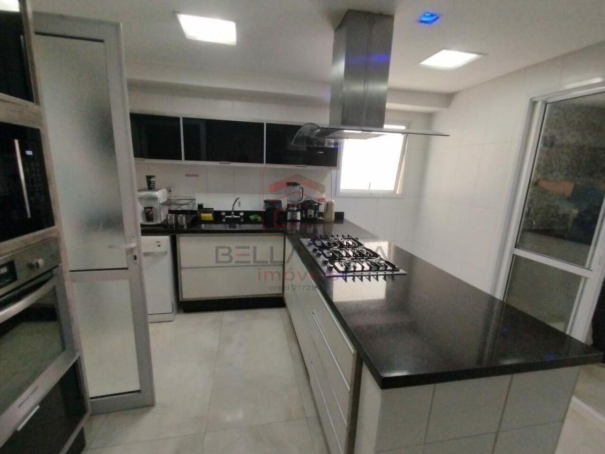 Apartamento na Mooca, 204m2, sendo 04 suítes todas com armários planejados e 04 vagas